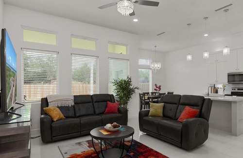 Edinburg House | 2023 Modern 3BR Fast WiFi Workspace Pet-friendly Garage Yard
