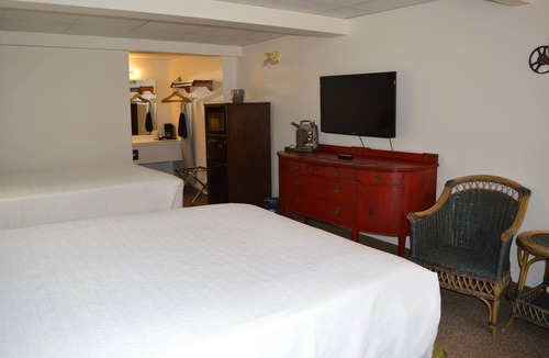 Columbia Falls Hotel | #27- TWO QUEEN BEDS In a Charming hotel in C. Falls with WiFi, AC. 20 mi to GNP