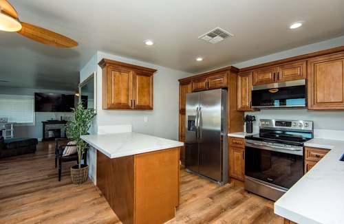 Bullhead City House | 2900sf Riverfront home,no wake zone,5 bdrm, 4 bath Sleeps14,games, Sandy Beach!