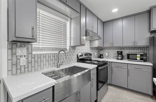 Brownsville Apartment | 2B/1B apartment B in wonderful Brownsville with AC