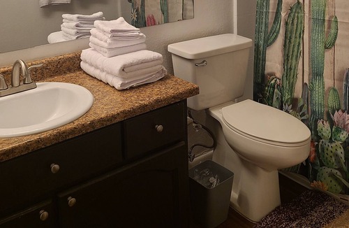 Parkridge Apartment | 2BD/2BA for Business and Families - Hot Tub, Pool, Gym & 6 mins from Golf