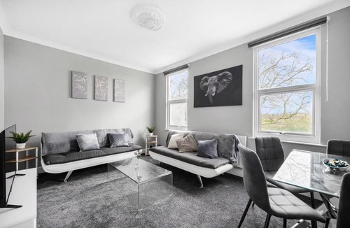Cann Hall Apartment | 2BR Centrally Located Flat With Free Parking, Fast WiFi By Golden Service Accommodation Short Term Rental Forest Gate