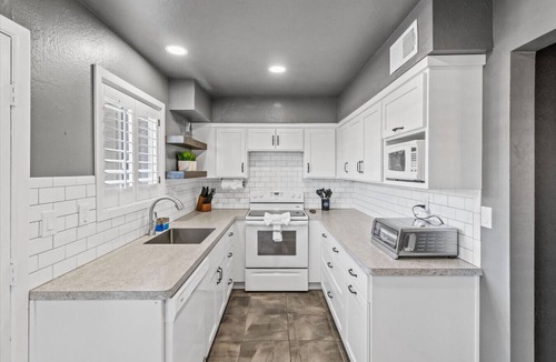 South Scottsdale Villa | 2BR Townhome w/Pool + BBQ | Walk to Old Town