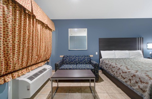 Weslaco Hotel | 3 Affordable Rooms Perfect for Rest After Exploring Weslaco | Free Parking