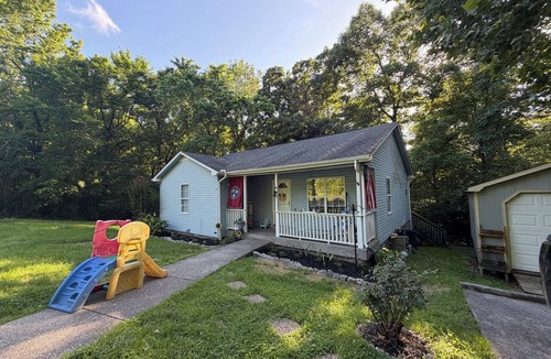Pegram House | 3-bed/1-bath Home in charming Pegram - TriStar Tribe Country Cottage