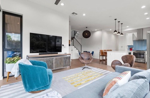 SoFi House | 3 Bed 3 Bath Stylish Stay in Walkable South Austin Bouldin Creek