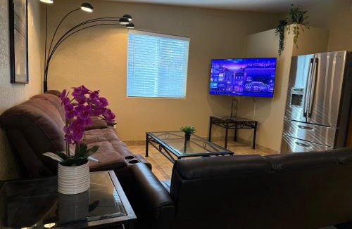 Mesa House | 3 Bedroom, 2 Bath Whole House, Arizona State Univ, Tempe, Mesa Scottsdale on Light Rail, Dogs ok, Work Space