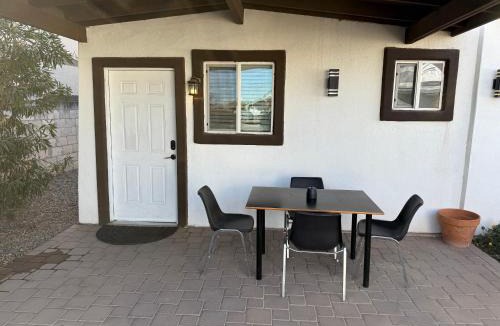 Mesa House | 3 Bedroom, 2 Bath Whole House, Arizona State Univ, Tempe, Mesa Scottsdale on Light Rail, Dogs ok, Work Space