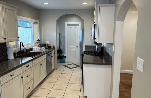 Mid-Wilshire House | 3-bedroom 3 bathroom house in awesome location - Los Angeles with AC, WiFi