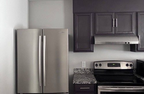 Alton Apartment | 3-bedroom apartment in fantastic Alton with AC and comfort Wifi Hot Water Apt3