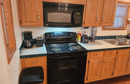 Indian Lake House | 3-bedroom home, near SPI and SpaceX with Wi-Fi, full kitchen, washer/dryer