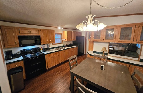 Indian Lake House | 3-bedroom home, near SPI and SpaceX with Wi-Fi, full kitchen, washer/dryer