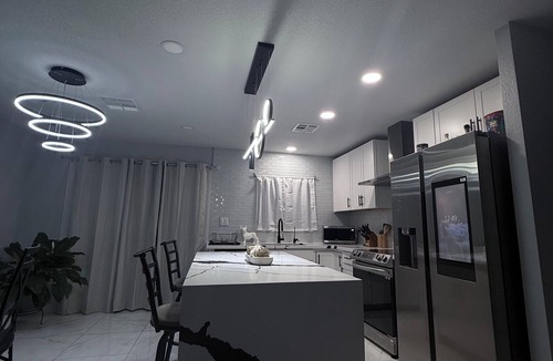Alhambra House | 3-bedroom house in brilliant Phoenix with WiFi, AC , PS5, PS4, Smart fridge,