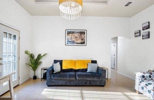 Edinburg House | 3-bedroom house in Edinburg with Wi-Fi & Cable. Enjoy your stay!