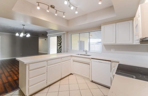 Manistee Ranch HOA House | 3-bedroom house in welcoming Glendale with WiFi, AC
