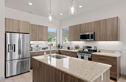 Poncha Springs House | 3 King Beds | 3 Baths | 2-Car Garage