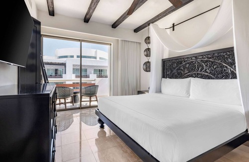 Zona Hotelera Hotel | 3 Lush 2BR Suites w/Balcony Views – 5-Min Drive to Gallery District Shops