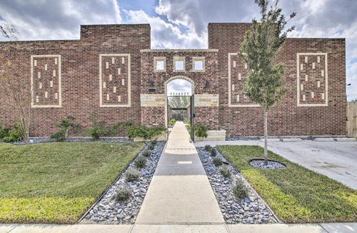 Edinburg Apartment | 3 Mi to Downtown: Relaxing Stay in Edinburg Apt!
