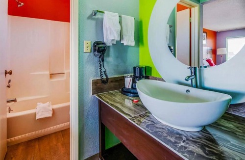 Ridgecrest Hotel | 3 Private Rooms with Cable TV & Refrigerator Near Death Valley and Sequoia Park