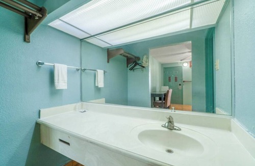 Harlingen Hotel | 3 Relaxing Rooms Near Sweet Spot Frozen Yogurt - Steps From Downtown