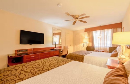 Yuma Townsite Hotel | 3 Rooms | Walk to Historic District | Outdoor Pool & Gym Facility