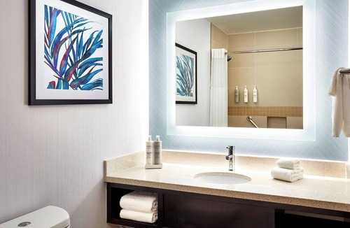 Valencia Hotel | 3 Units | Plush 2 Queen Beds | 3 Miles to Town Center Shopping | Shared Patio