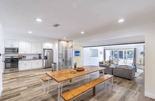 Reseda Villa | *3000sf 6BR! Htd Sparkling Pool, Cabana, BBQ!*