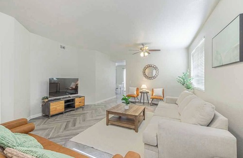 Palmdale House | 30nights min｜Mainfloor Bedroom｜Pet Allowed｜Remote Lock｜Garage Access #42183