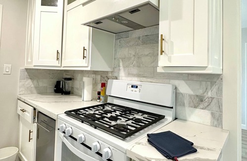 Riverside House | 3B2B Luxury Riverside Retreat - Near UCR, CUS, Downtown, Historic Park & More