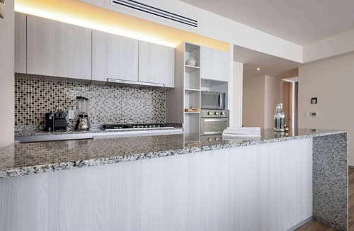 Financial District Condo | 3br condo w/skyline view & pool access