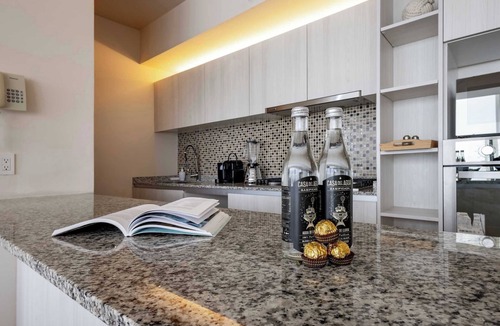 Financial District Condo | 3br condo w/skyline view & pool access