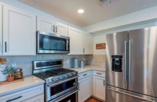 Desert View Village Apartment | 3BR+Den 2.5 BA w/King bed, fireplace, spa & mountain views. Close to shopping!