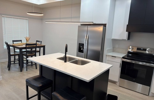 Brownsville Apartment | 3BR Duplex 25 min to SpaceX, private Patio & Parking