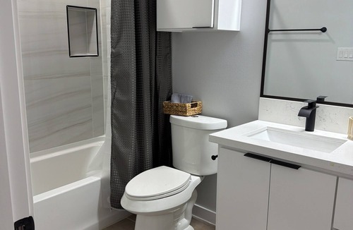Brownsville Apartment | 3BR Duplex 25 min to SpaceX, private Patio & Parking