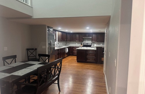 Gilbert House | 3BR Farmhouse near Gilbert Temple with access to indoor Racquetball Court