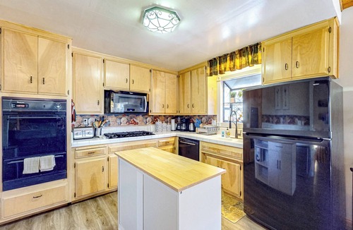 Crestline Cottage | 3BR Idyllic Cabin in the Woods w/Wood Fireplace