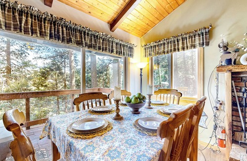 Crestline Cottage | 3BR Idyllic Cabin in the Woods w/Wood Fireplace