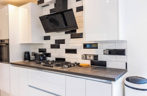 Valentines House | 4 bed 2 bath spacious lovely house in Ilford London