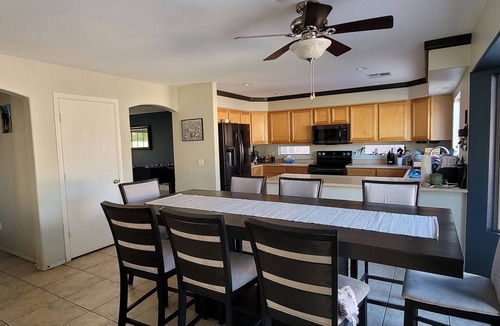 Glendale House | 4-bedroom house in delightful Glendale with WiFi, fitness room, AC