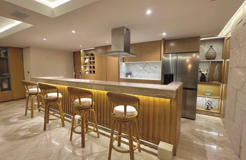 Costa Azul Apartment | 4 BR Luxury beachfront apartment in Acapulco Bay.