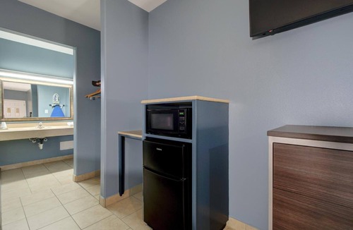 Weslaco Hotel | 4 Convenient Rooms for Road Trippers w/Comfortable Living Space