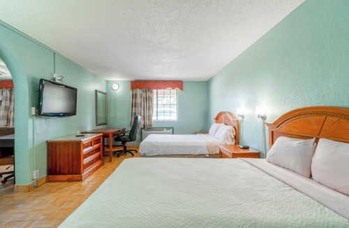 Harlingen Hotel | 4 Inviting Rooms Near Dining Hotspots & Tony Butler Municipal Golf Course -2.7mi