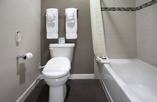 Torrance Hotel | 4 Relaxing Double Room Close to Beaches and LA City Attractions