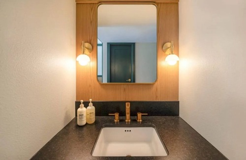Palm Springs Hotel | 4 Relaxing Units Near Palm Springs Attractions | Balcony | Pool | Free Parking!