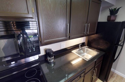 Brea Hotel | 4 Units: Full Kitchen Suite, Pool, Free Breakfast | 1.1 Mi to Brea Sports Park