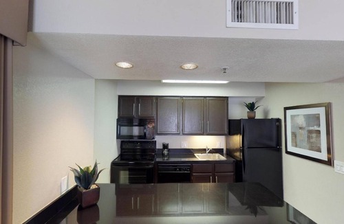 Brea Hotel | 4 Units: Full Kitchen Suite, Pool, Free Breakfast | 1.1 Mi to Brea Sports Park