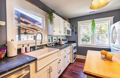 Riverside House | 4BR Craftsman|Wood Streets|Outdoor Bar & Movie Rm