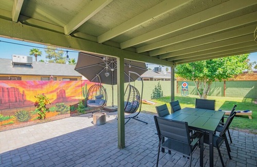 Glendale House | 4BR: Game Room, Putting Green, Bar & Themed Rooms