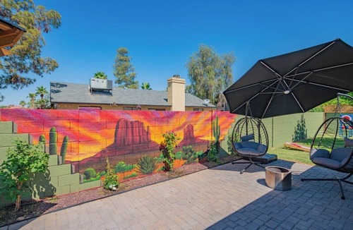 Glendale House | 4BR: Game Room, Putting Green, Bar & Themed Rooms