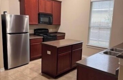 Brownsville House | 4BR Home Backyard + BBQ / Sleeps 8